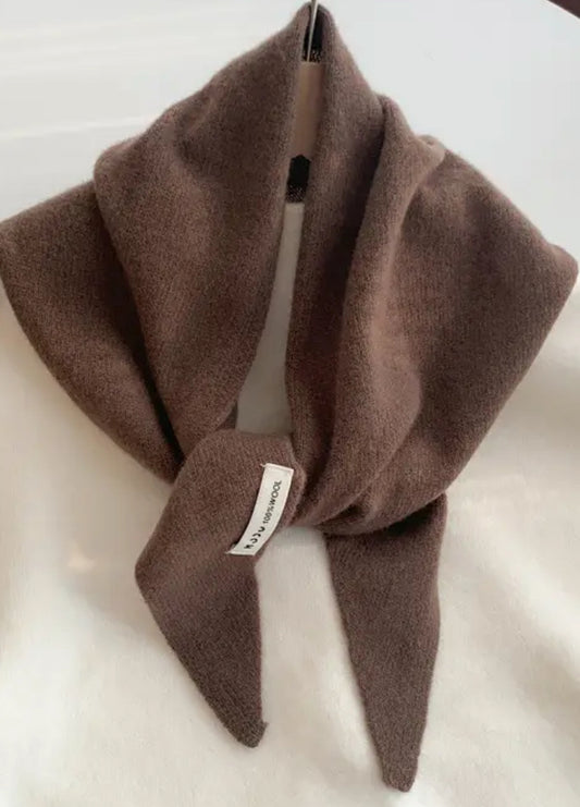 Triangular shoulder scarf